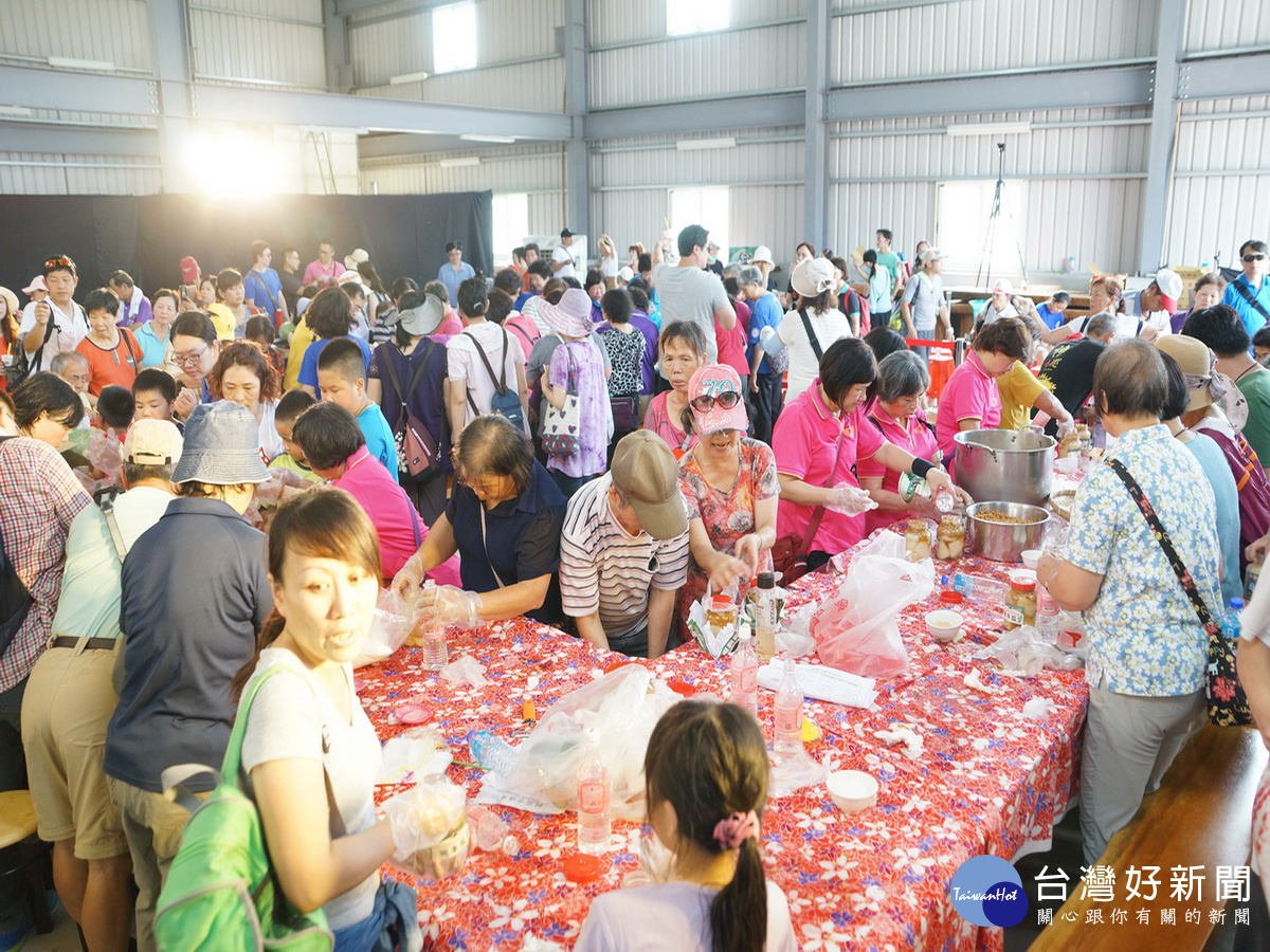 桃園市客家知識學苑「醃冬瓜體驗」，現場500多位民眾一起體驗醃冬瓜。