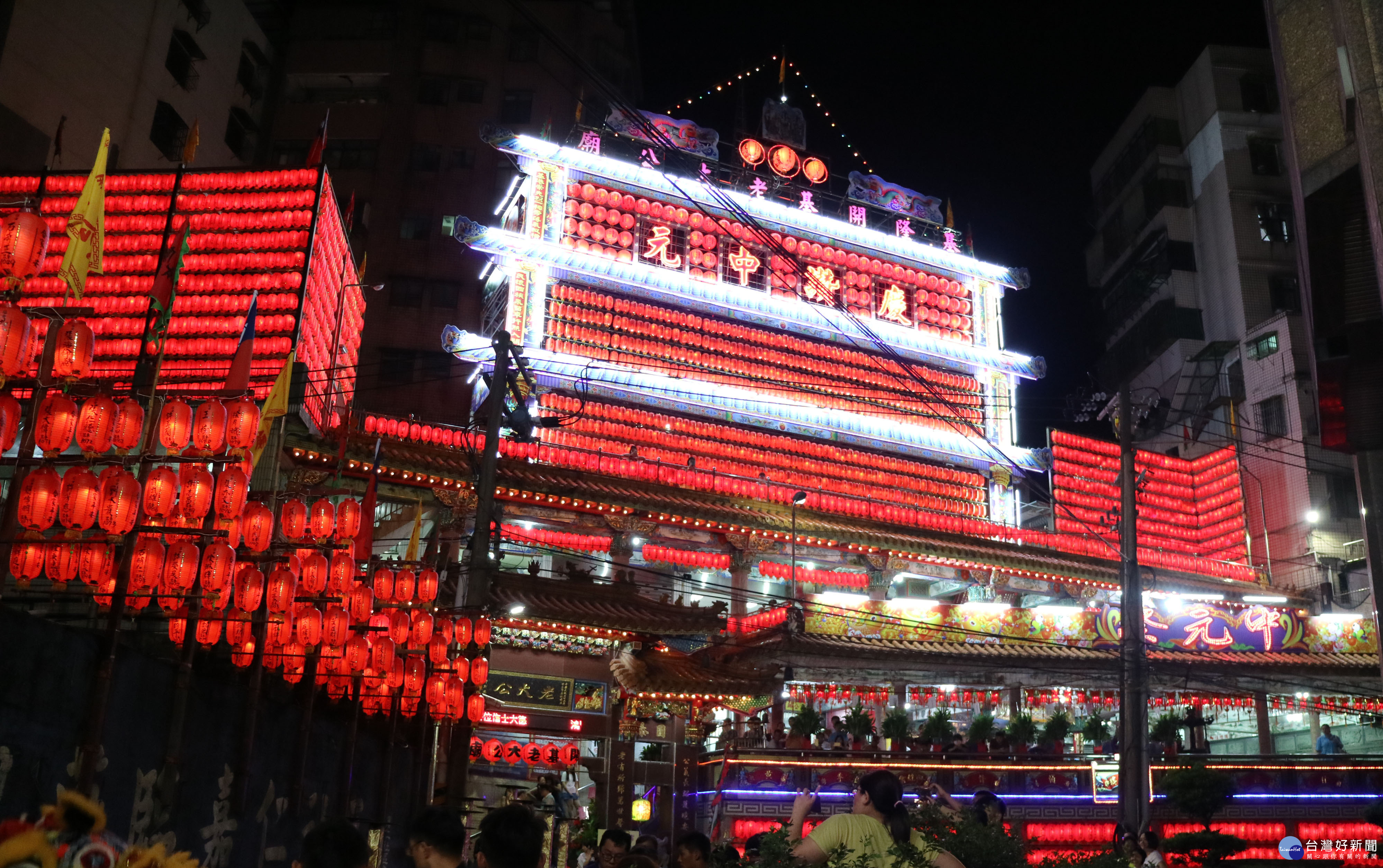 基隆老大公廟「起燈腳」　雞籠中元祭揭幕　農曆七月開龕門