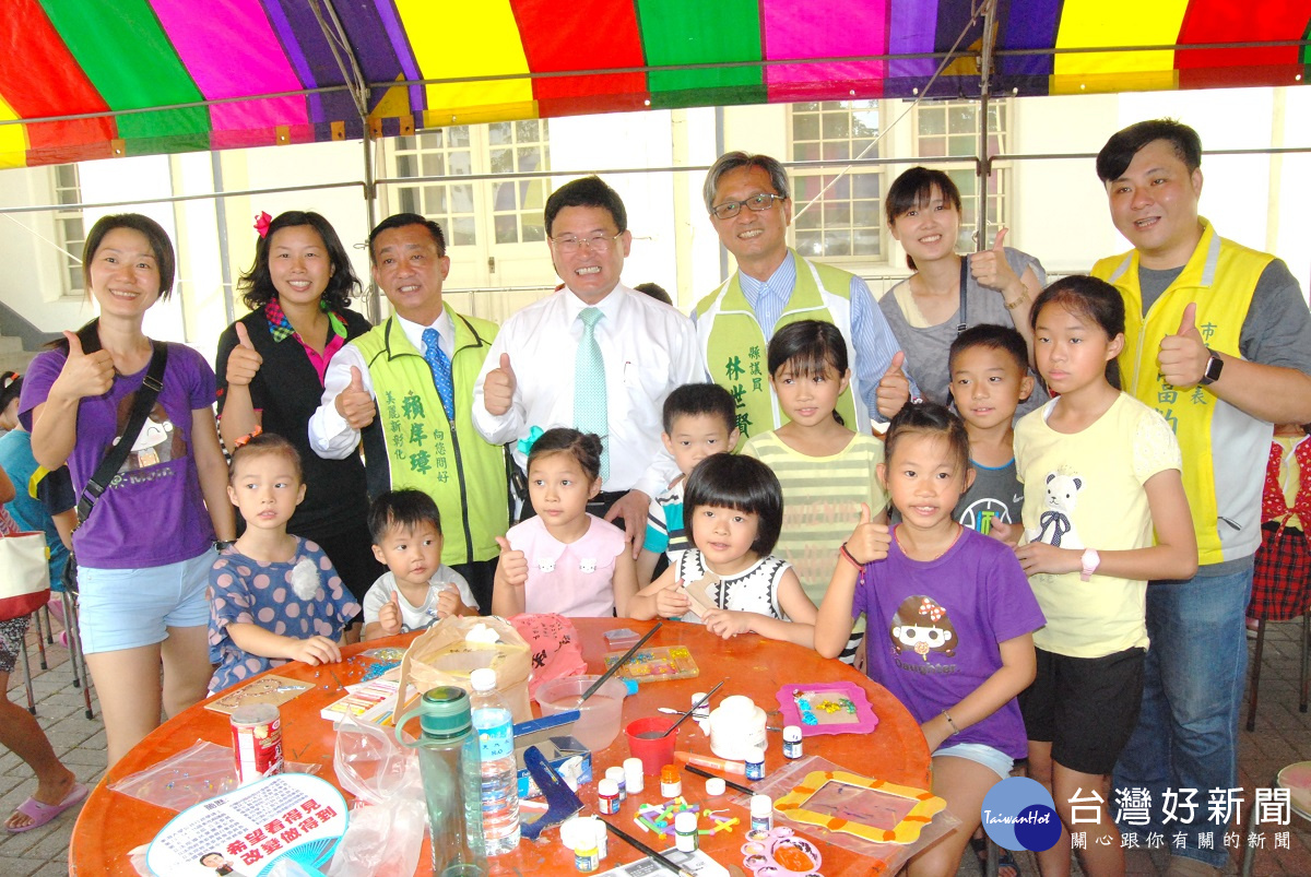 彰化市長邱建富為六月份親子DIY創作獲得優勝的小朋友頒獎