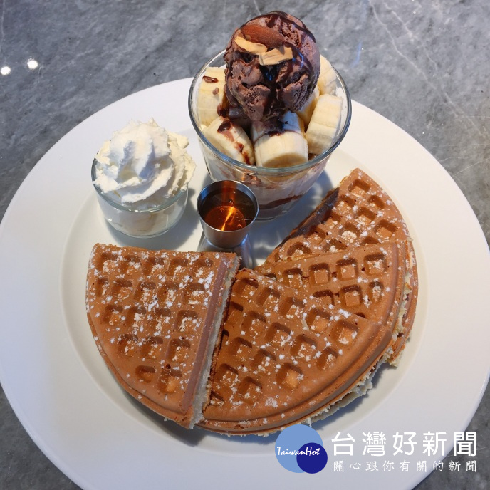 香蕉巧克力聖代鬆餅,經典美味卻不同一般,口口吃得到真材實料。(圖/双双咖啡提供)