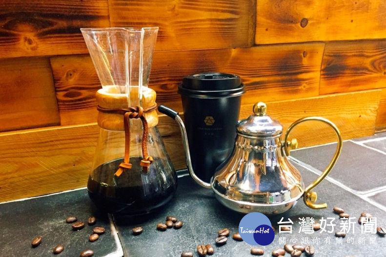 自烘、自製的多元種類咖啡，摩卡、拿鐵、冰滴等，每一口都能品出職人的用心。（圖／太卡啡Time for coffee提供）