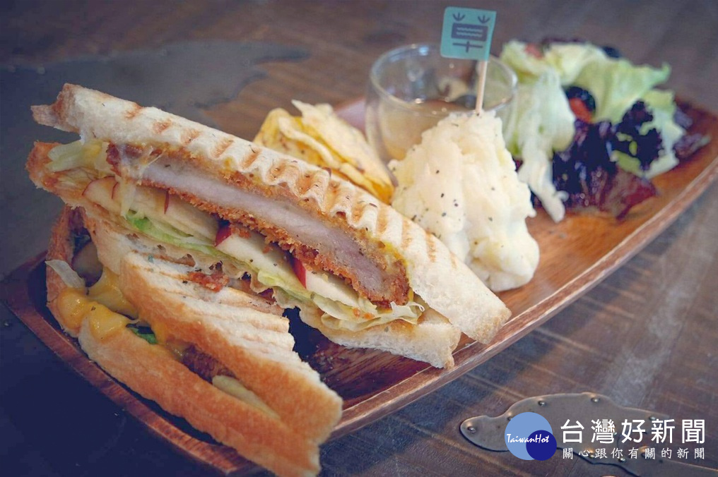 使用在地新鮮食材,支持小農經濟,也讓客人吃到健康的美味。(圖/草泥café提供)