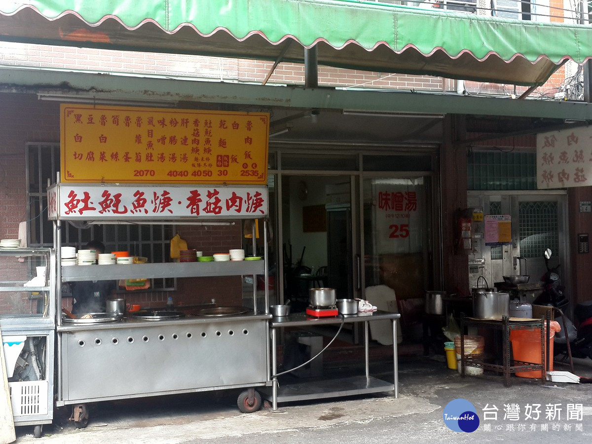 每到中午就會排隊的小吃店,店裡賣的𩵚魠魚羹、魯肉飯以及味增湯不知征服過多少人的胃。(圖/記者黃竹佑攝)