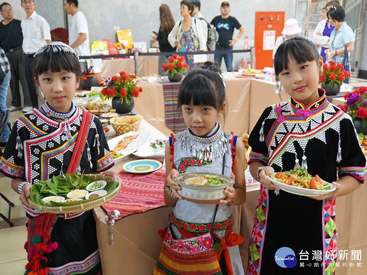 景頗族小姑娘展示「桃園魅力金三角」跨族裔美食。