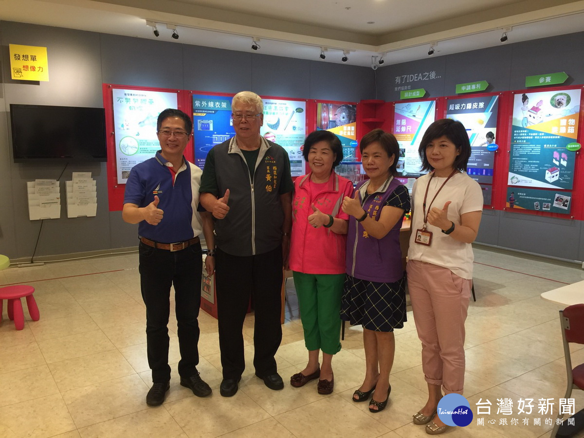 區長陳麗珠(右二)感謝由鄧鴻吉教授(左一)率領創意發明教育團隊