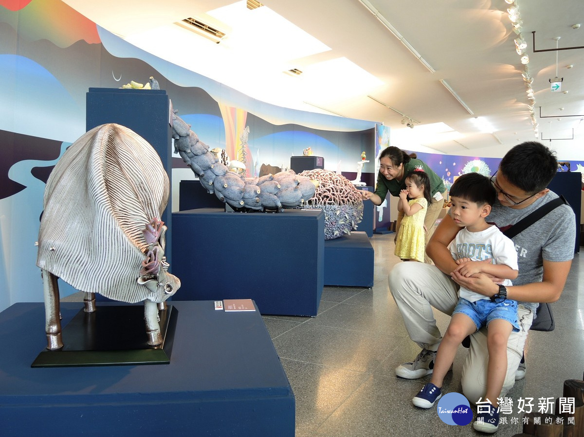 兒童陶瓷展除了展出陶博館典藏品外，還特別搭配插畫營造展場氛圍。