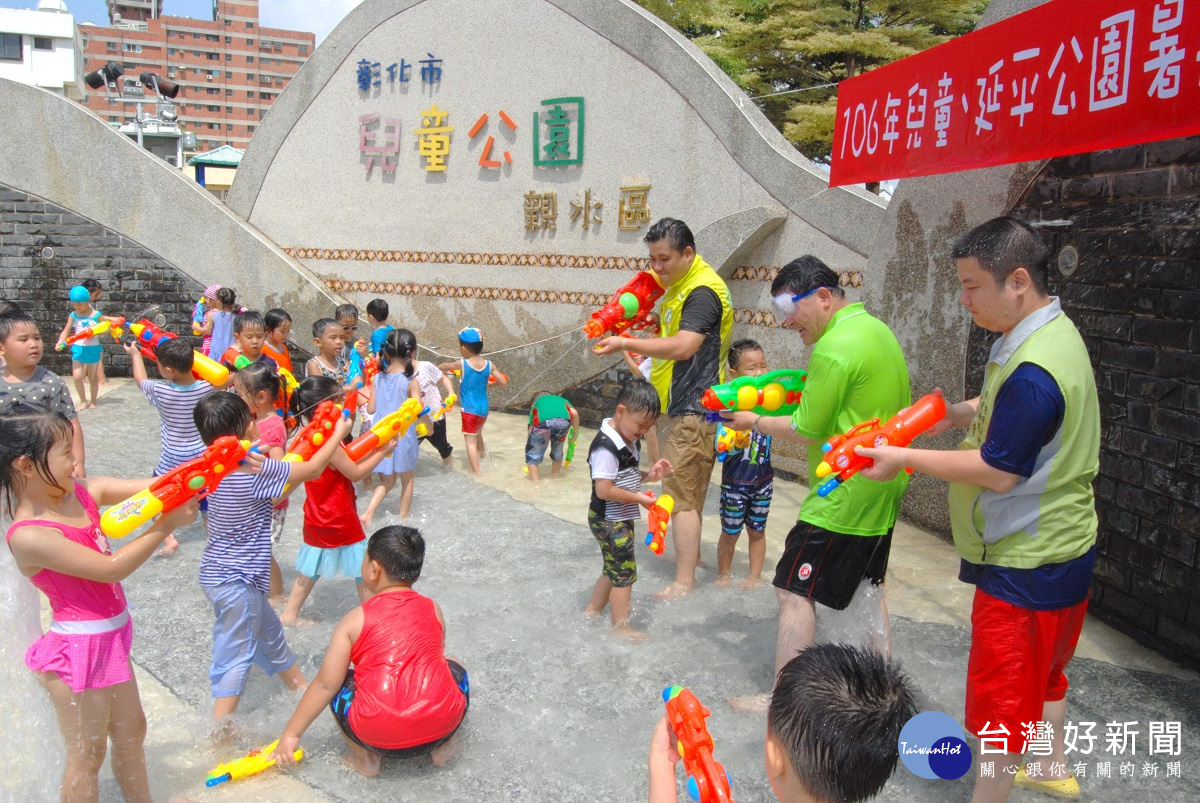 全副輕裝並著蛙鏡的邱市長和小朋友打水戰同樂