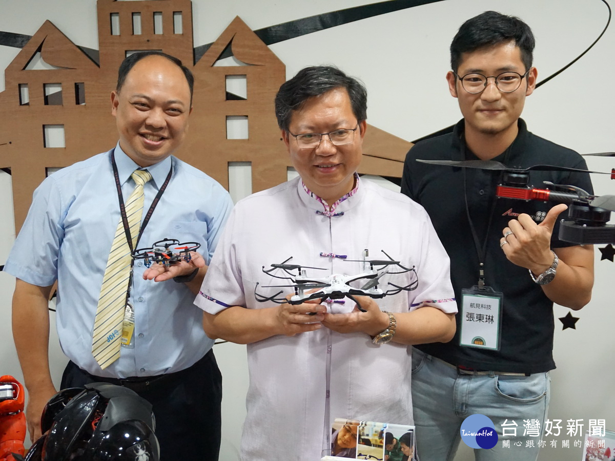 桃園市長鄭文燦訪視青創指揮部，對於無人機的製作興趣濃厚。