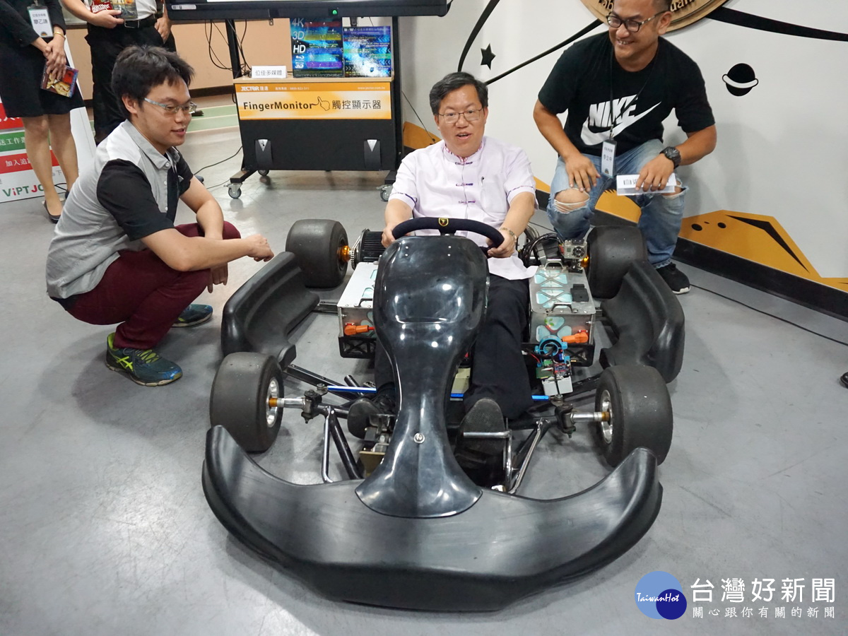 桃園市長鄭文燦訪視青創指揮部，親自駕駛青創團隊所研製的卡丁車。