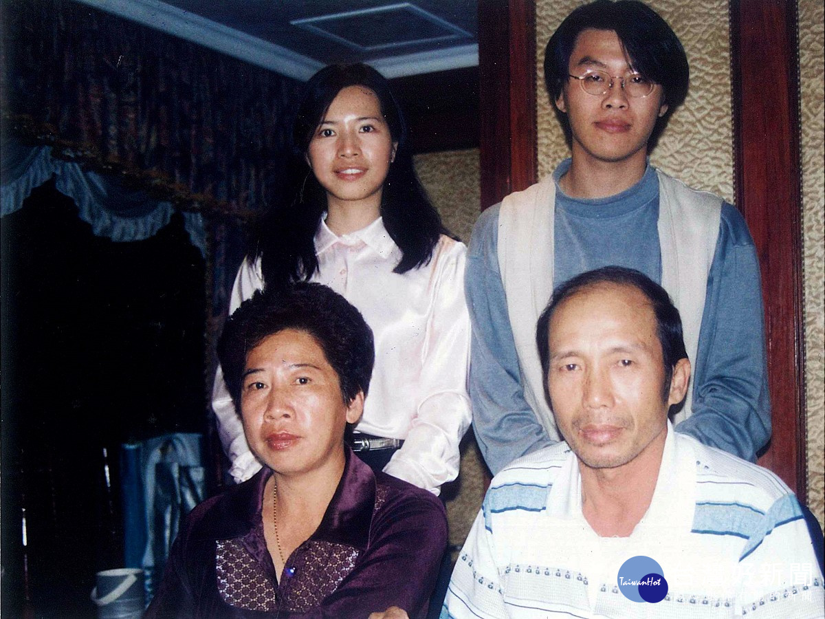 葉金助先生盡力提供最完善的環境給兩位孩子。兒女現皆為社會中堅份子,大女兒更考上北一女、台大法律,並一路通過律師、司法官考試。(圖/板橋區公所提供)