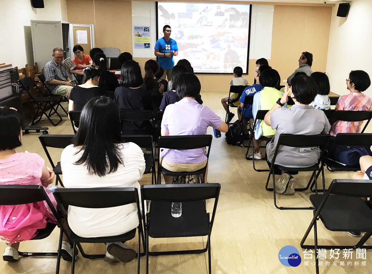美國華裔青少年賀奕修於蘆洲長安分館分享自己的環保經驗及世界觀。（圖／記者黃村杉攝）