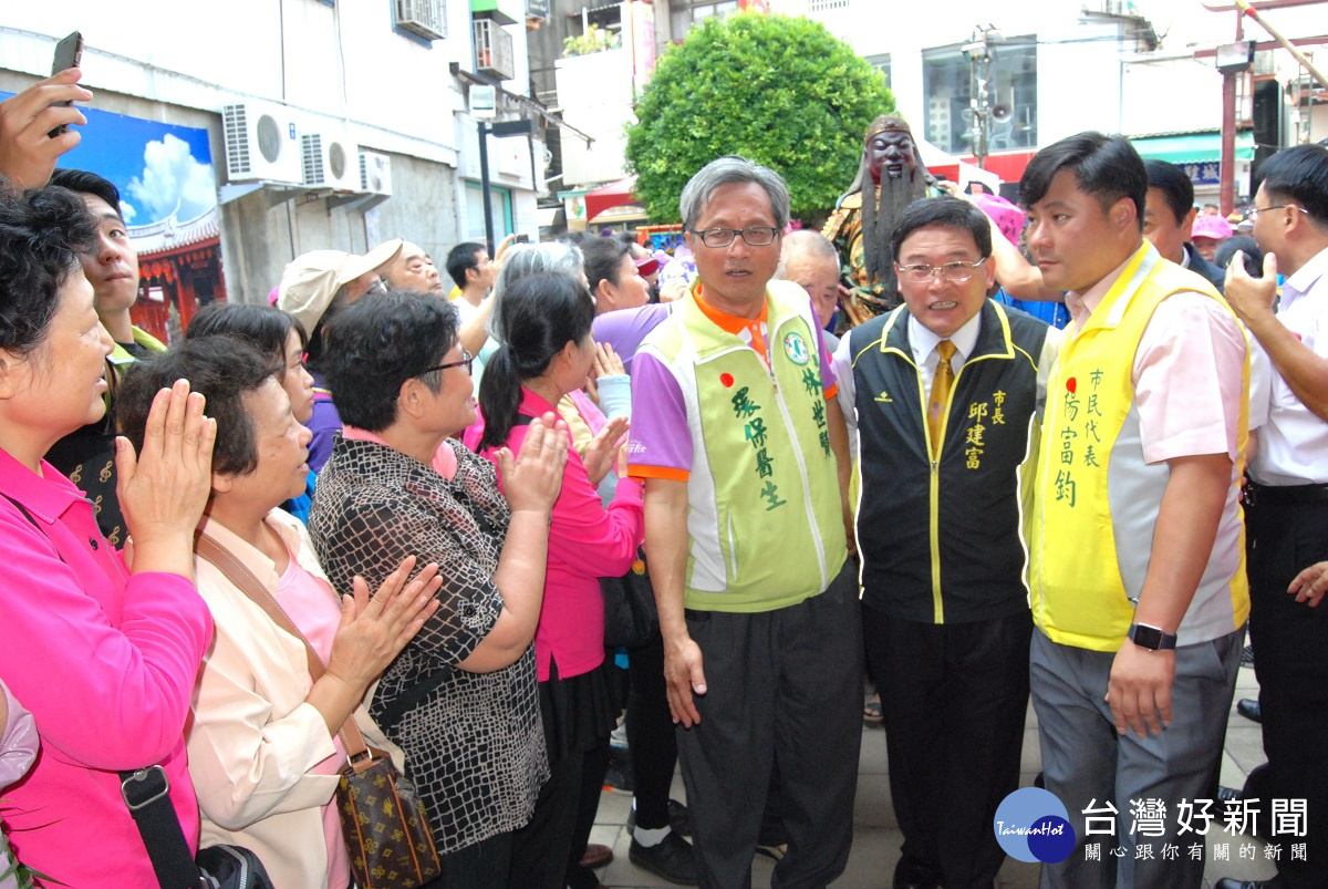 市長邱建富等人協力恭迎大尊神像進入臨時行宮（慶安宮）安座