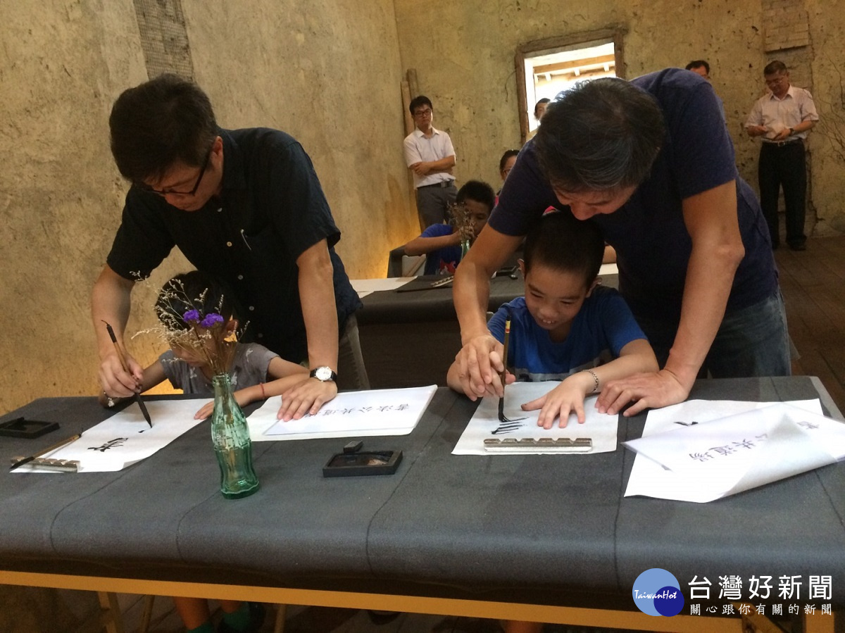 墨海藝遊知古今 暑期學生暢遊書法公共道場,現場體驗。