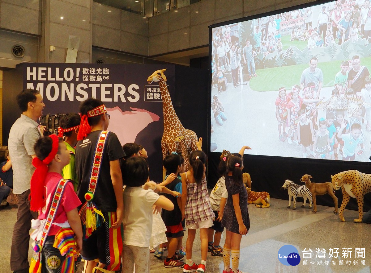 市長和小朋友共同體驗250吋超大AR螢幕與恐龍趣味互動-新北市文化局
