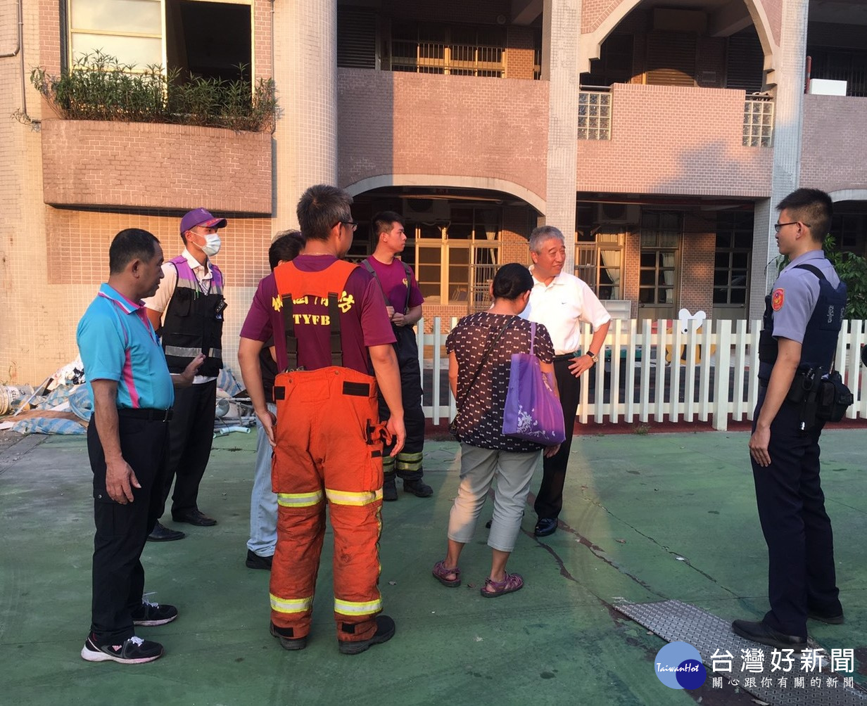 警方趕到男子4樓住處，安撫視障男員工近半小時，總算讓他打消念頭 。