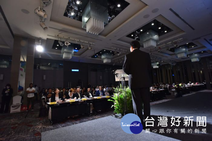 鄭市長表示,推動智慧城市可以讓城市治理更有效率、更透明、更民主也更有創意。
