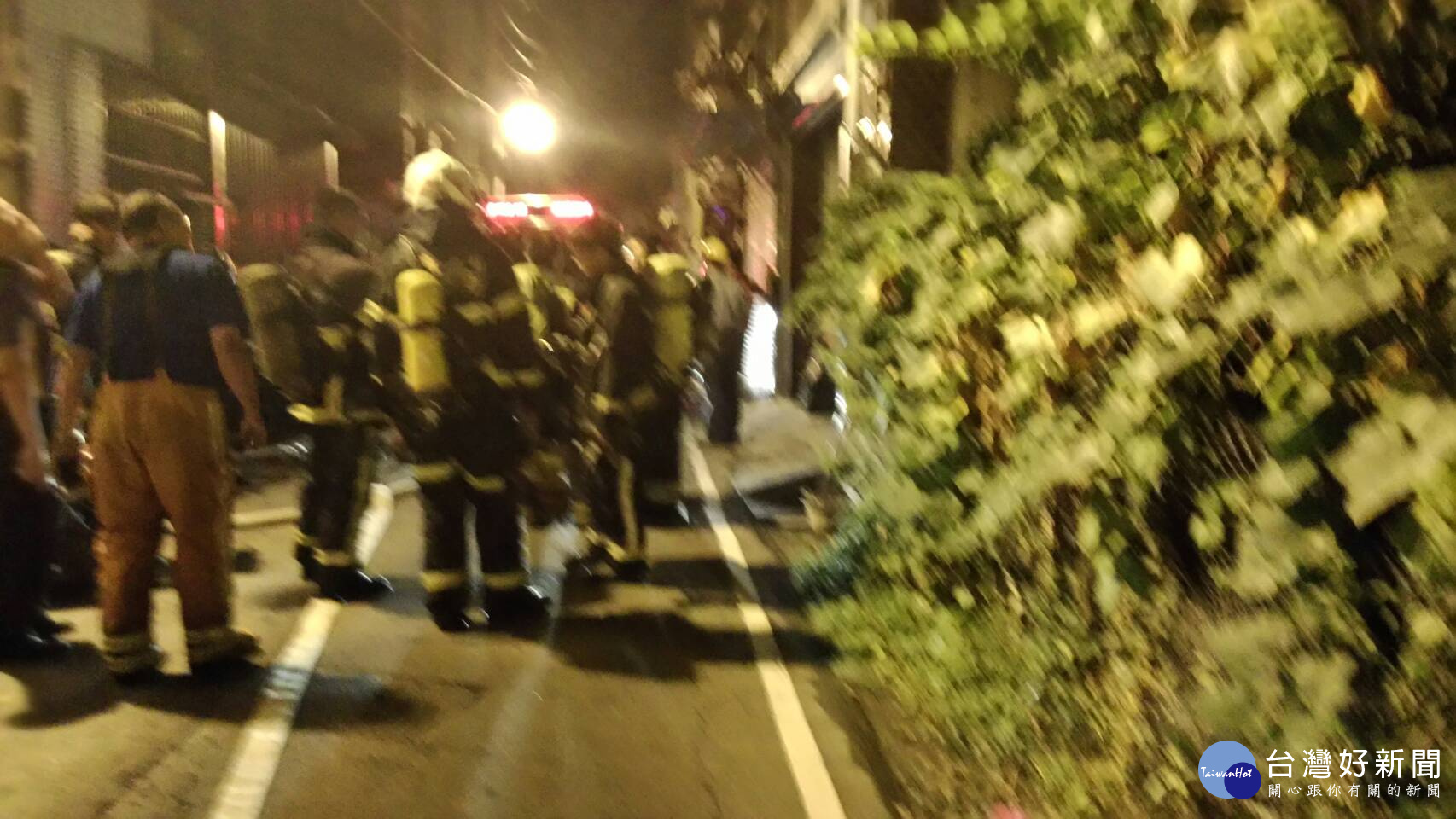 大溪中華路發生火警,火勢凶猛,濃煙四處可見,消防人員奮力搶救,但仍造成一死四嗆傷的悲劇。(圖/記者陳寶印攝)