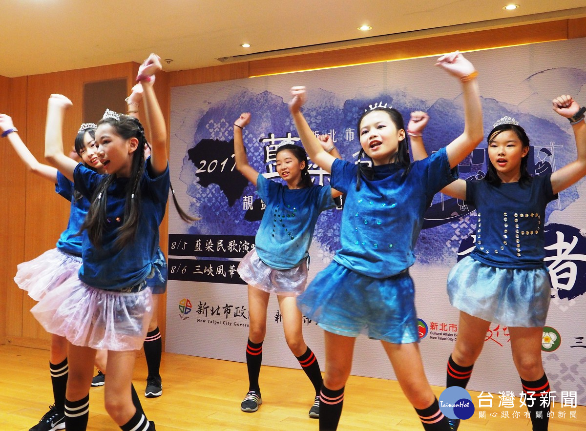 中園國小學童著藍染服飾進行舞蹈表演_新北市政府文化局