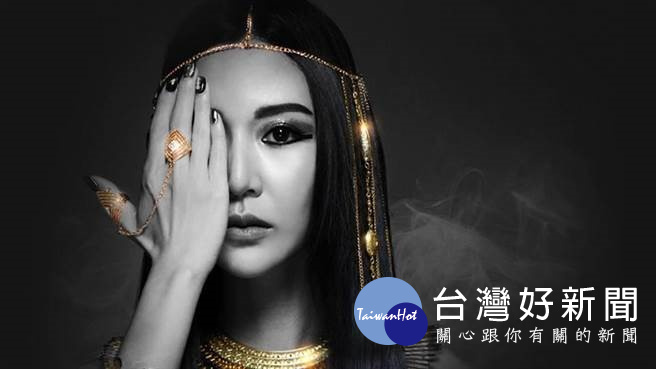 曾莞婷近期擔任《神鬼奇兵》手遊代言人,延續惡女形象。(圖/取自曾莞婷臉書)