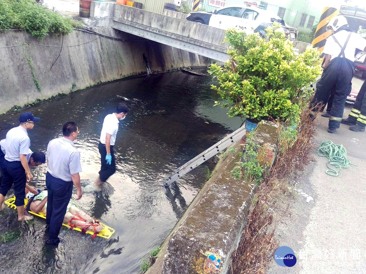 八旬老婦躺臥水中 暖警急救援脫困