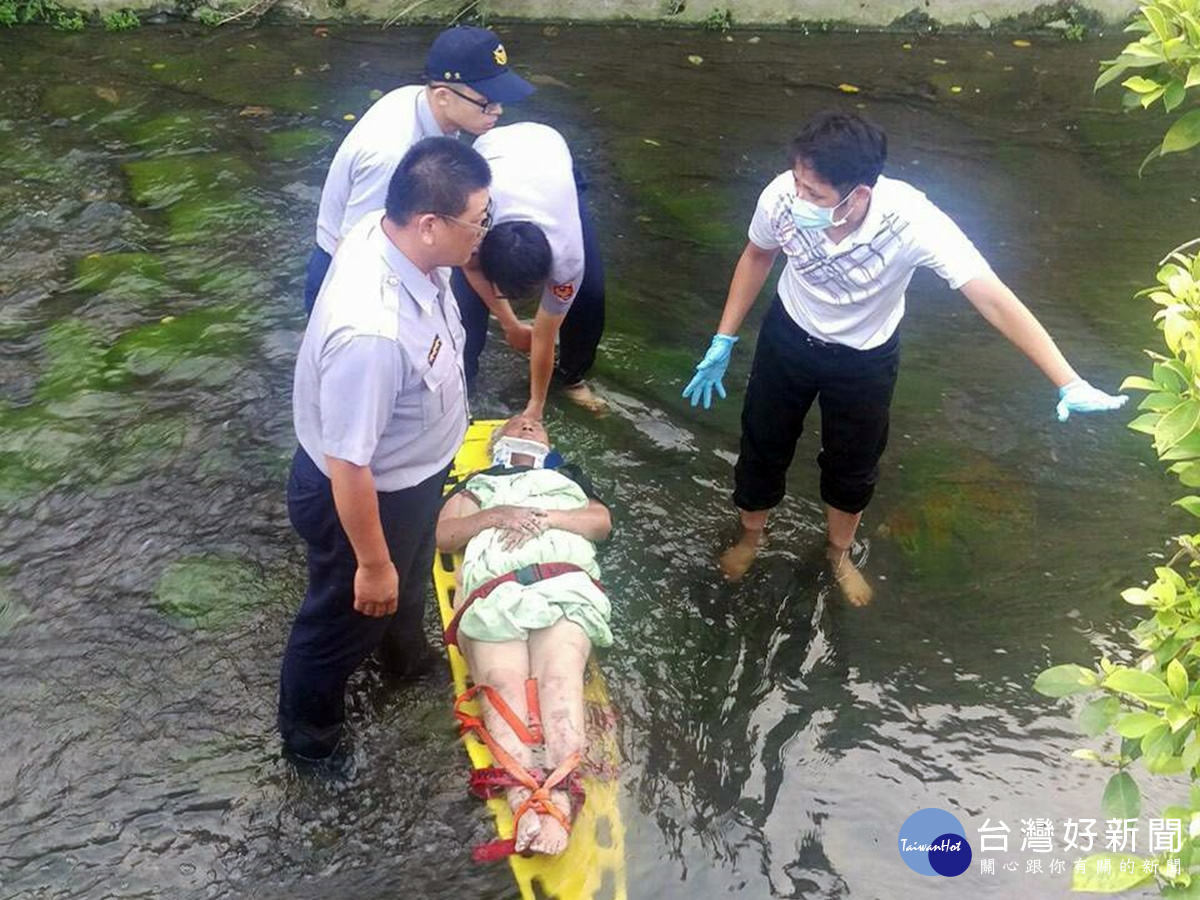 八旬老婦躺臥水中 暖警急救援脫困