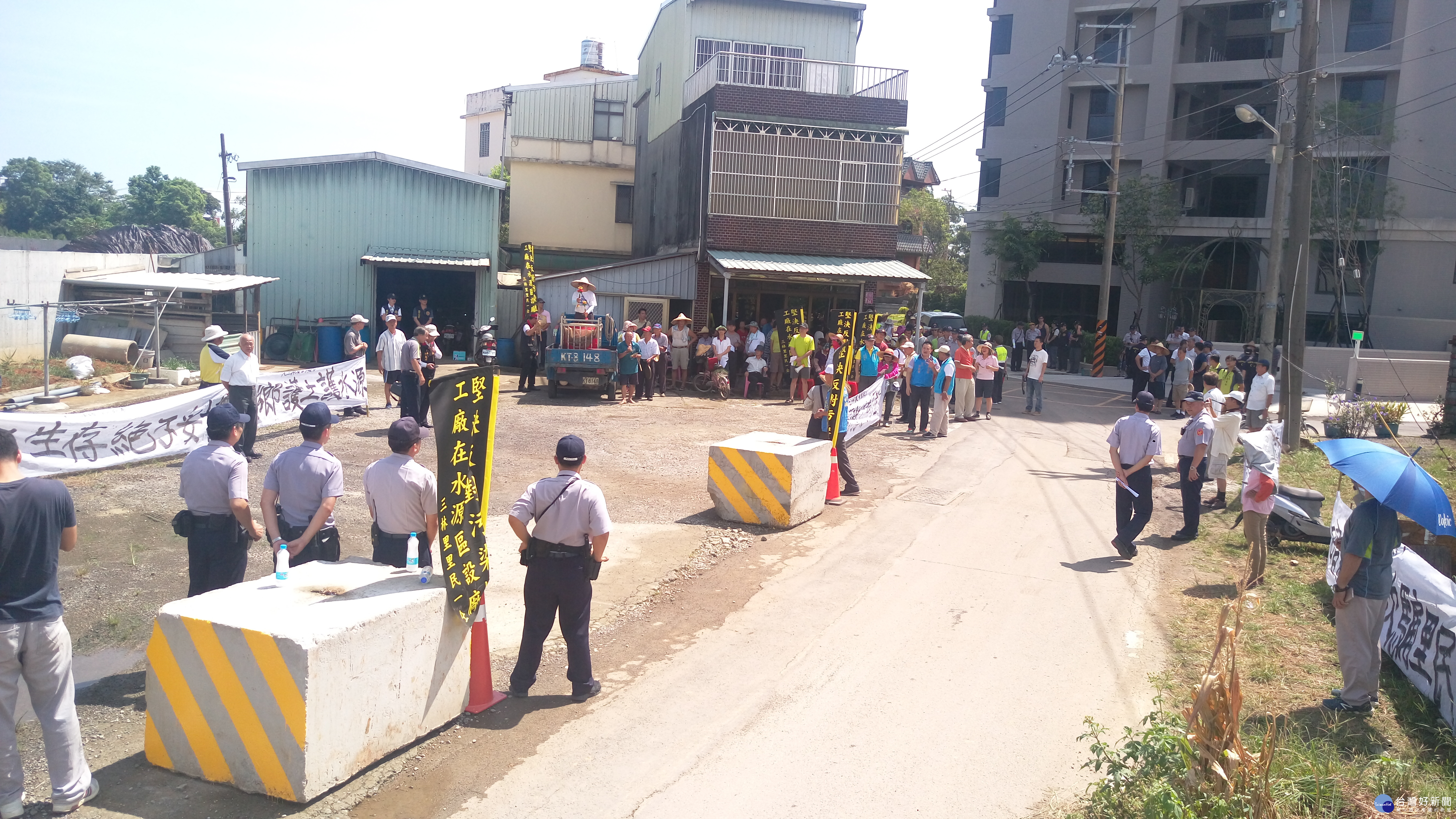 龍潭警方為能有效防制陳抗民眾失控脫序，動用警力62名，以優勢警力於現場，維持現場秩序。