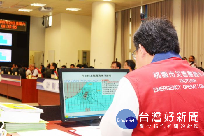 桃園市長鄭文燦至消防局，主持「桃園市尼莎颱風災害應變中心第一次工作會議」。
