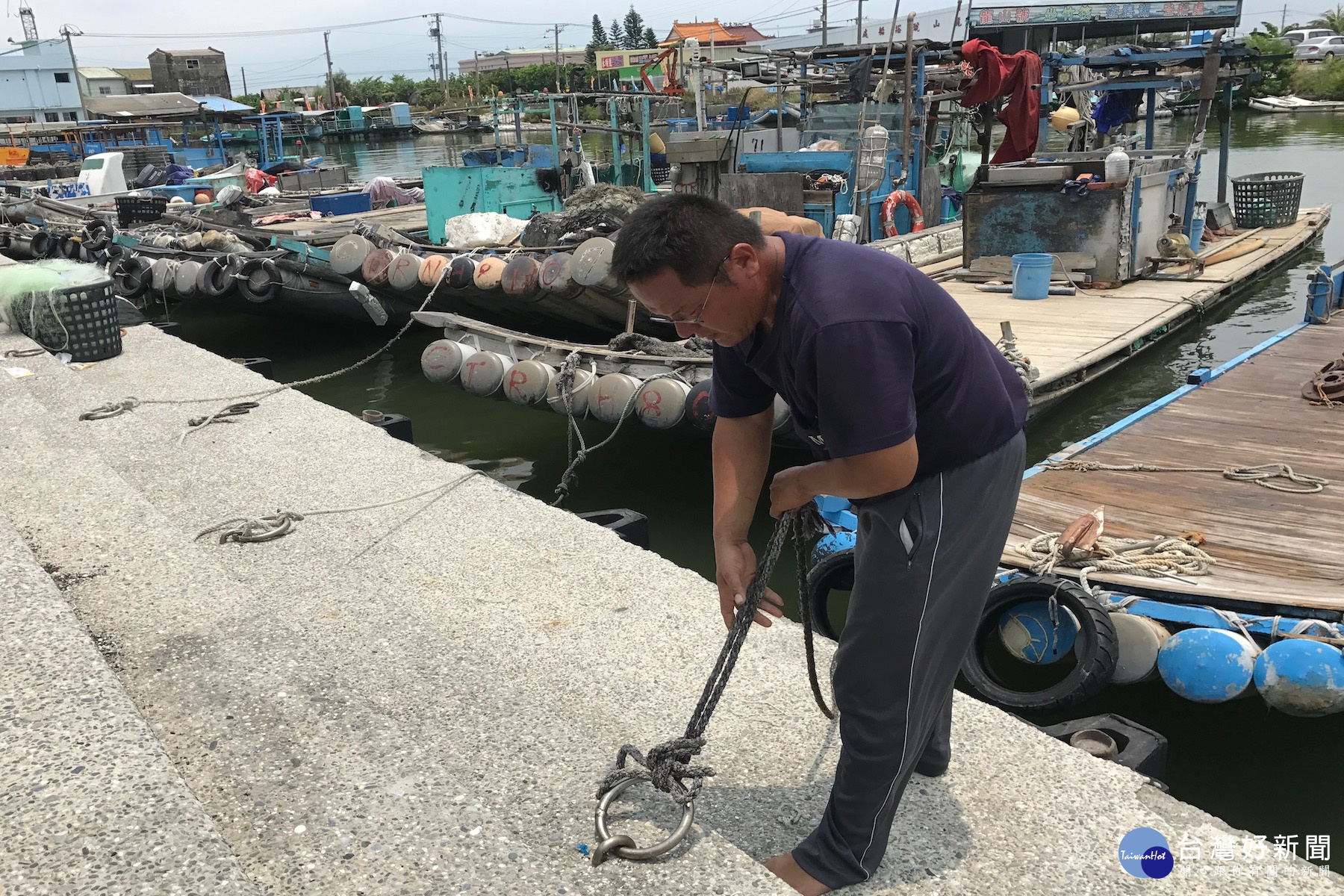 漁民忙著幫漁船做固纜作業。(圖/記者黃芳祿攝)