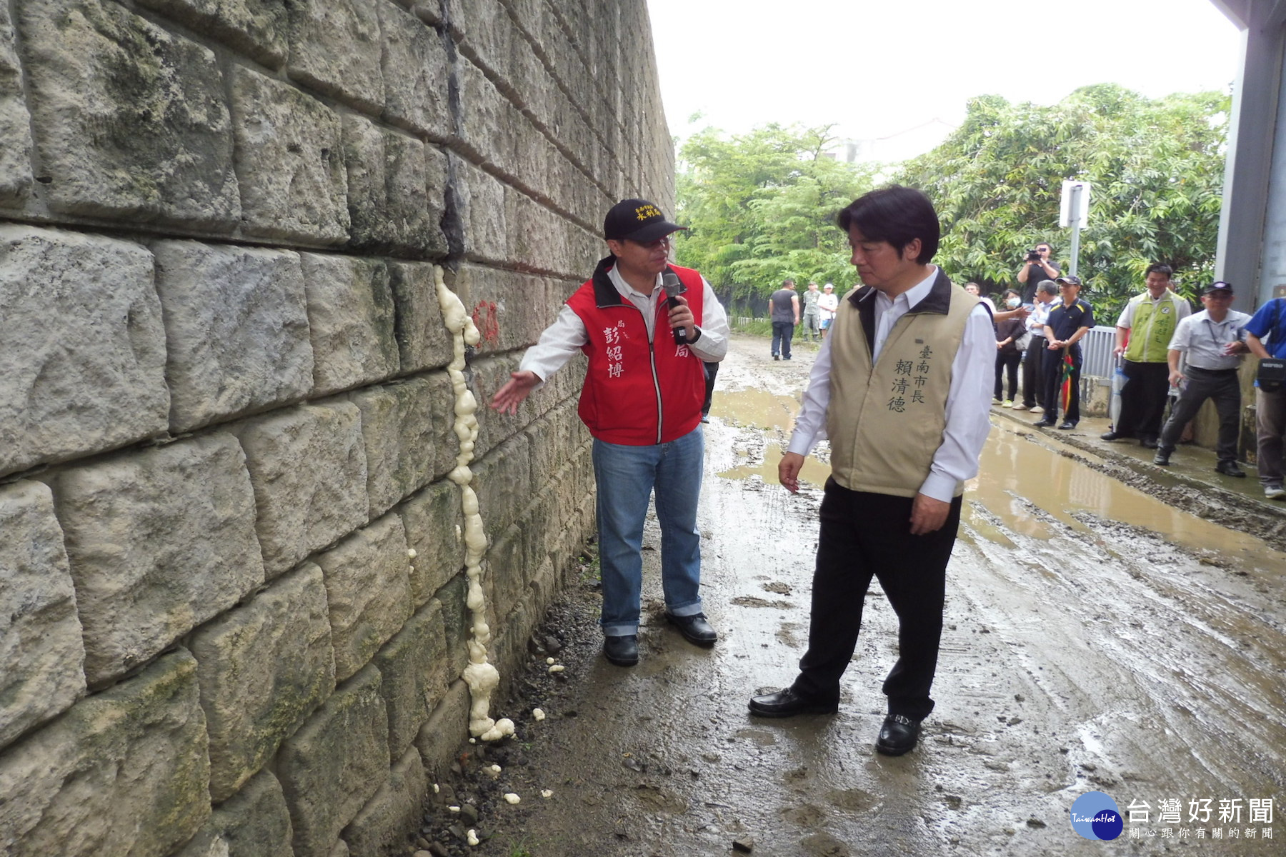 賴清德市長詳加檢視官田渡頭背水堤等6個易淹水區 工程設施後大表滿意。(圖/記者黃芳祿攝)