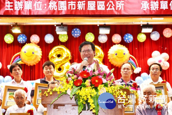 桃園市長鄭文燦前往新屋婦幼館,出席「新屋區106年模範父親表揚活動」。