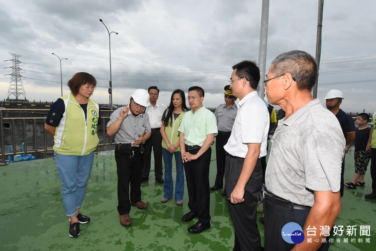 魏明谷縣長視察六股抽水站，關心人員還有彰化縣議員尤瑞春、賴清美、蕭文雄、伸港鄉長曾煥彰、彰化縣後備指揮官陳如偉、縣府水利資源處長陳詔慶等人