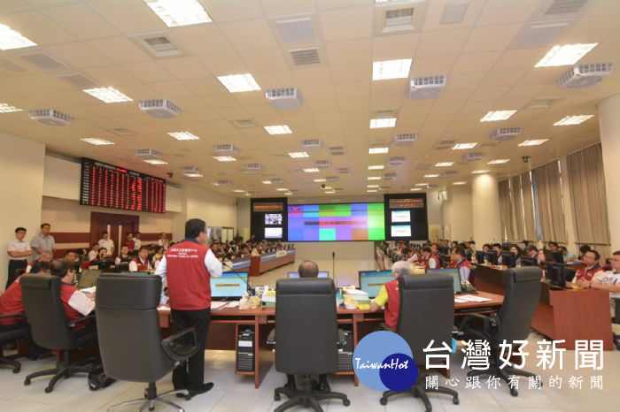 桃園市長鄭文燦主持尼莎颱風災害應變中心第二次工作會議,請各單位持續做好因應整備工作 。
