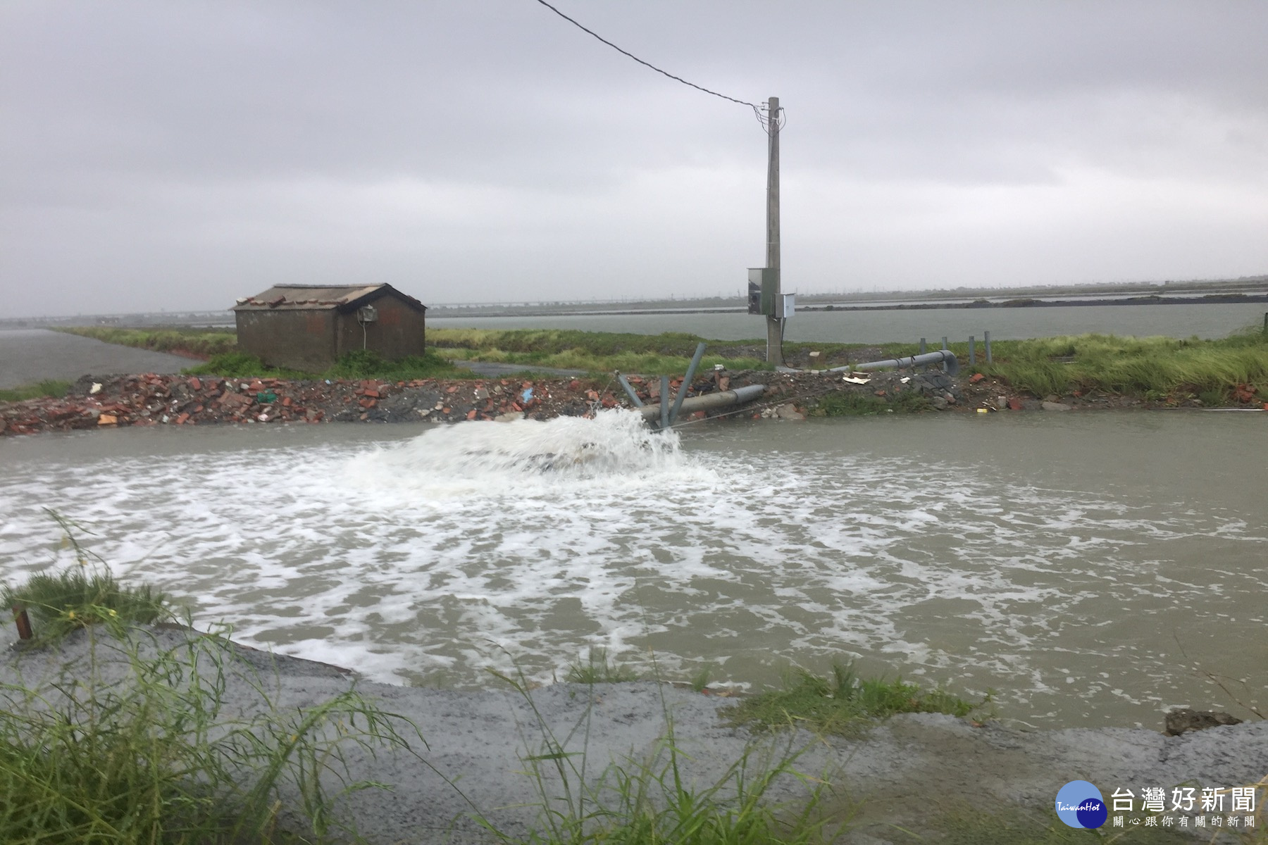 避免魚蝦集體出游，海埔新生地漁塭業者緊急抽水試圖降低魚池水位。(圖/記者黃芳祿攝)