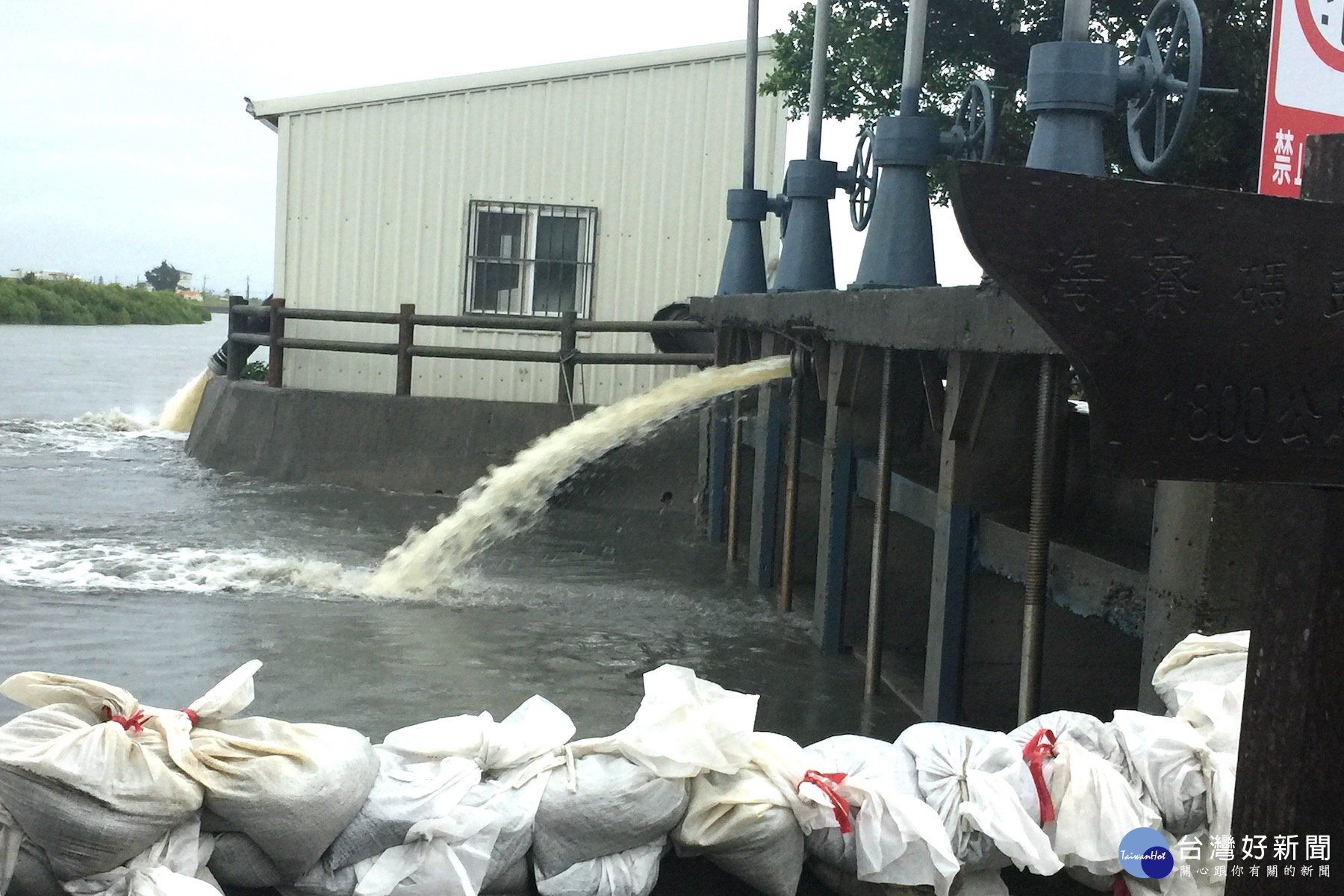 移動式大型抽水機馬力全開抽離低漥漁村積水。(圖/記者黃芳祿攝)