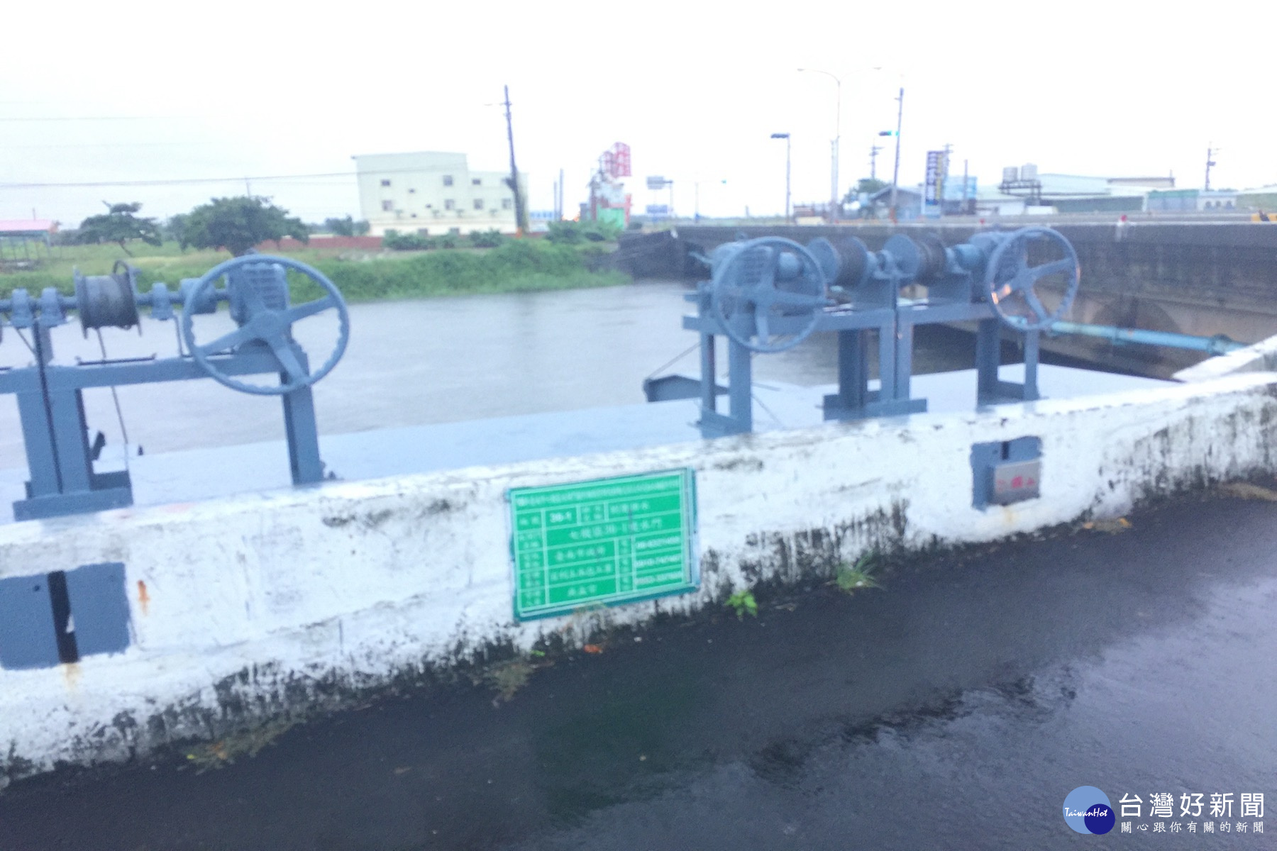 七股溪橋水位一度快接近堤岸。(圖/記者黃芳祿攝)