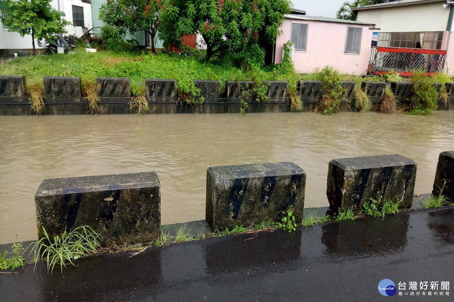 新市三舍里河道一度接近滿水位。