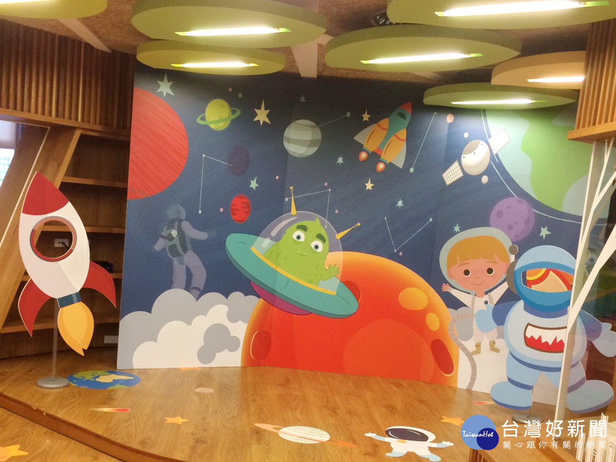 桃園市立圖書館5分館大變身，讓小朋友們體驗太空中閱讀的樂趣。