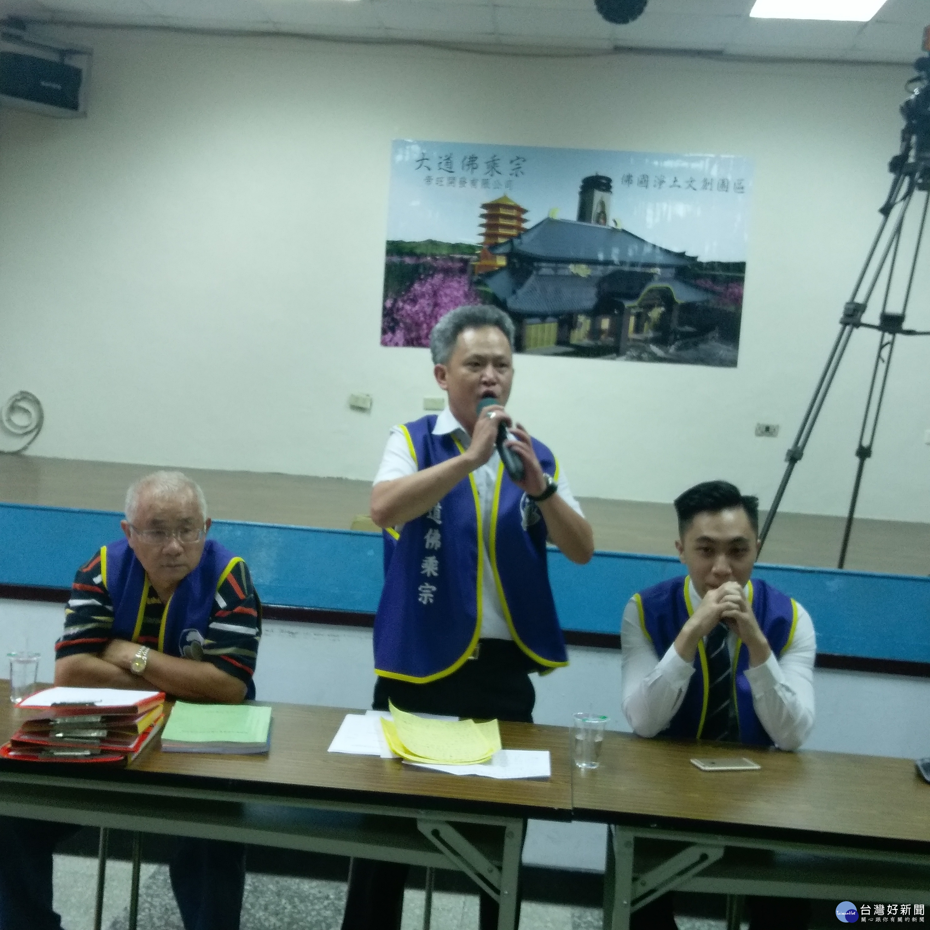 瑞源里欲興建納骨塔,大員樹林地區民眾頭綁抗議冇條(一),堅決表達興設立場,民代紛表達反對立場(二)。帝旺公司經理趙宗昌則趕緊提出解釋,但人潮巳散去。(記者陳寶印攝)