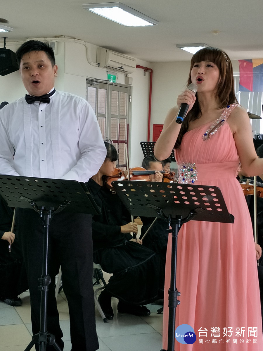聲樂家陳韋翰、林雅螢在行前演唱。