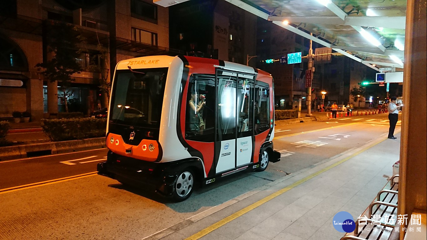 8月1日~8月5日每日凌晨1時~凌晨4時,台北市在信義路四段雙向公車專用道(復興南路─敦化南路段),進行自動駕駛小巴士EZ10的封閉場域的自動駕駛路試。(圖/記者江明翰攝)