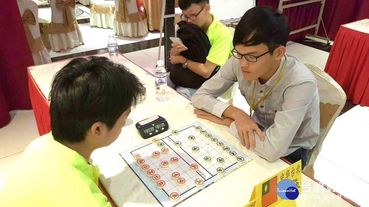 葛振衣(右)在馬來西亞參加第一屆「勝記盃」世界青少年象棋個人公開賽時專注的神情