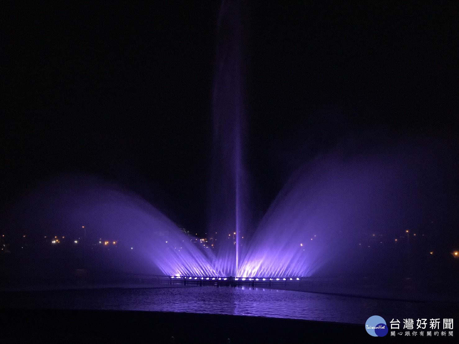 大佳河濱夜間噴水秀　搭配五彩燈光好浪漫（圖／北市河川管理科提供）