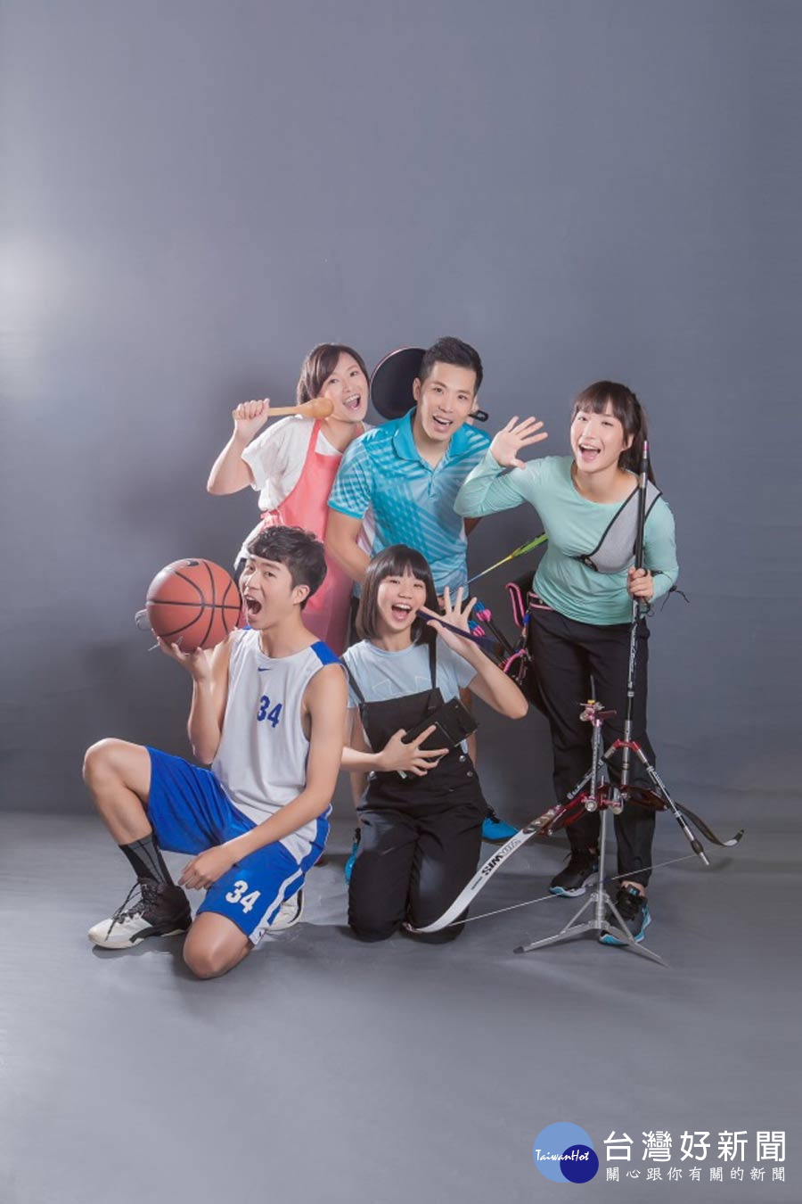 香榭大道時尚婚紗著名的全家福照,讓每一位家人都開心滿足,活潑不死板。(圖/香榭大道時尚婚紗提供)