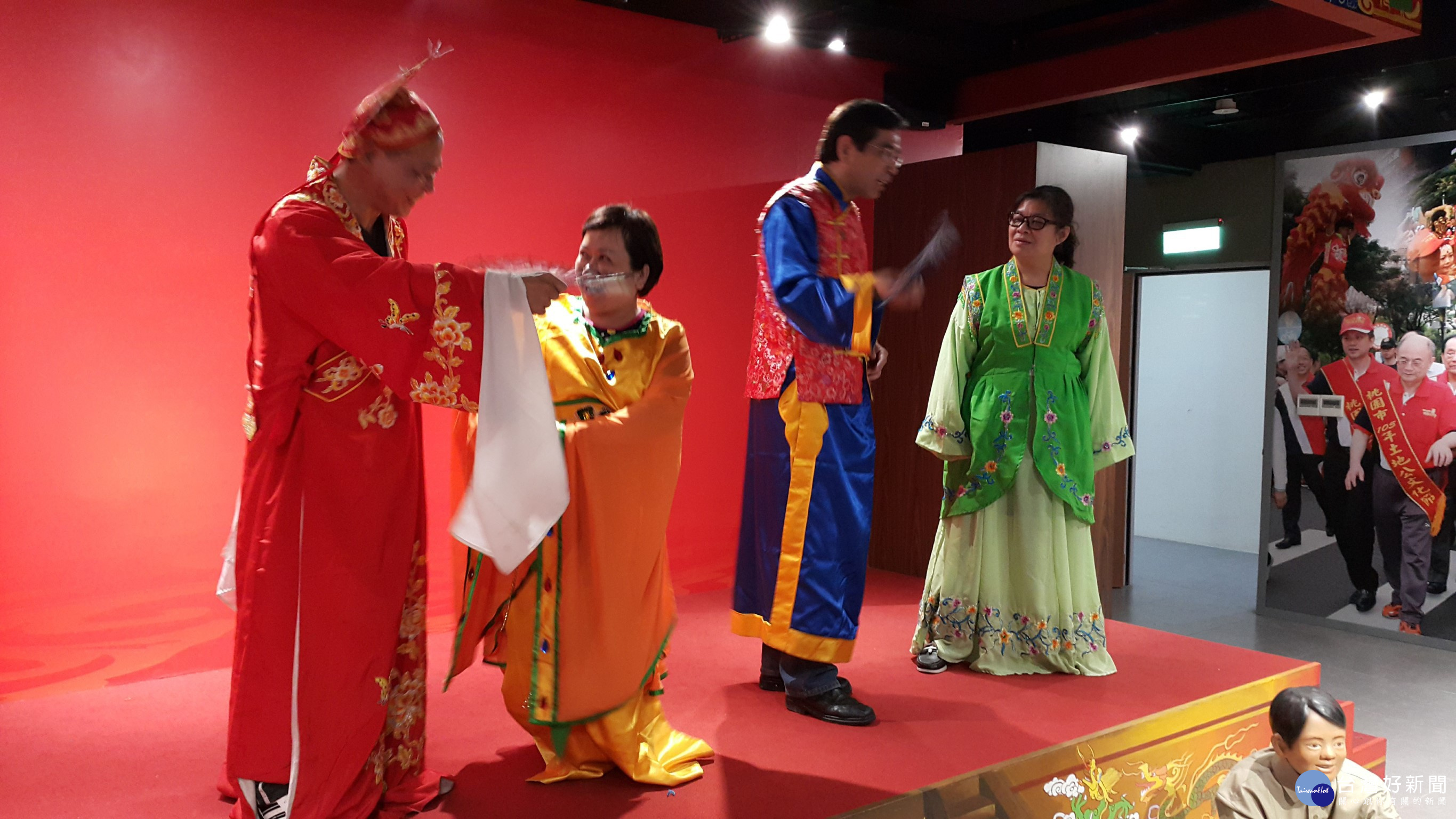 桃園市土地公文化館採購14套包括清皇帝服等全新戲服，讓遊客過足戲癮。 