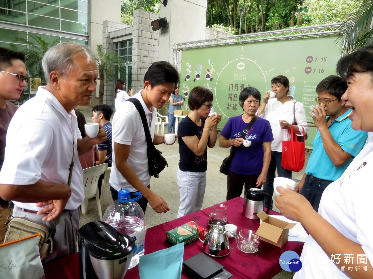 現場沖泡得獎咖啡供參賽者、民眾分享品嘗。