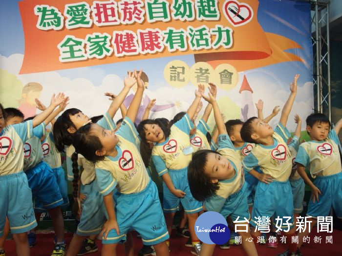 衛生局許副局長表示，為了將拒菸概念從小扎根，衛生局結合幼兒園辦理289場無菸家庭宣導。