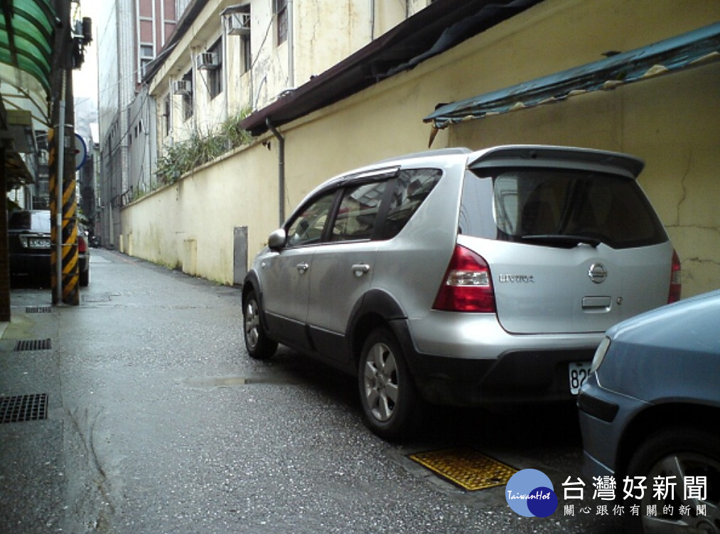 車輛亂停在消防栓旁　小心罰單找上門