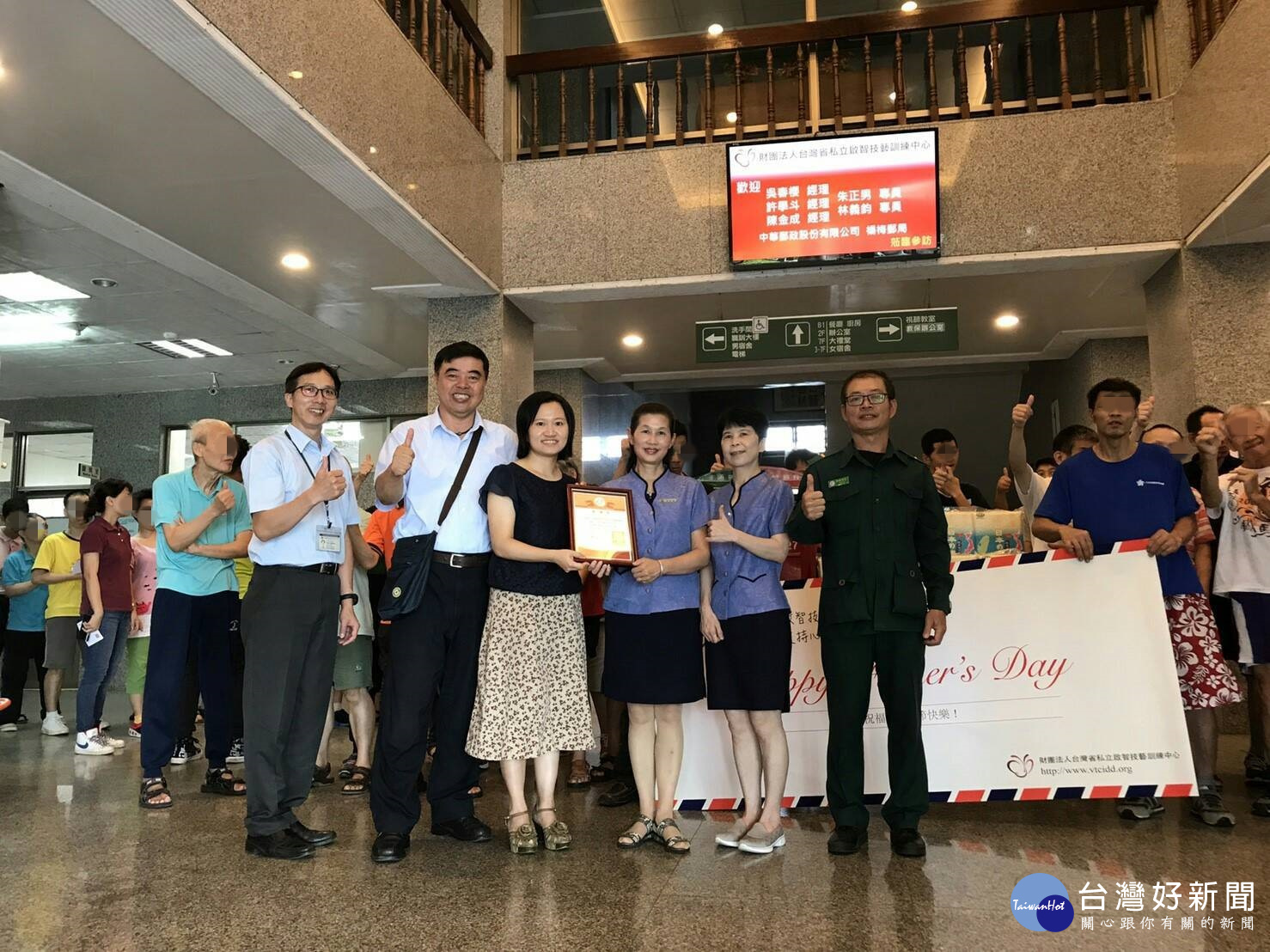 楊梅郵局提供明信片及80包外銷米捐贈啟智中心。