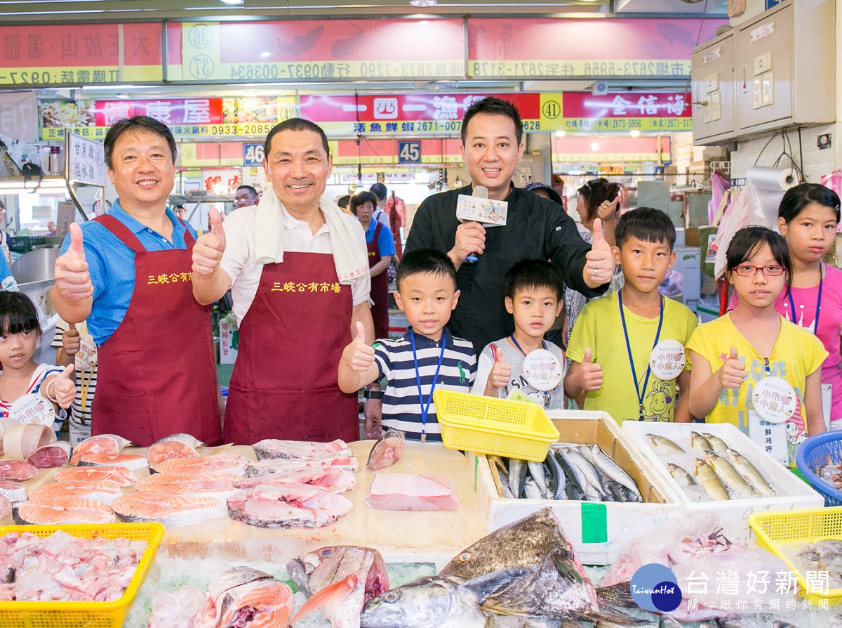 侯友宜今日至三峽市場體驗一日攤商行程，並大讚三峽市場的好品質