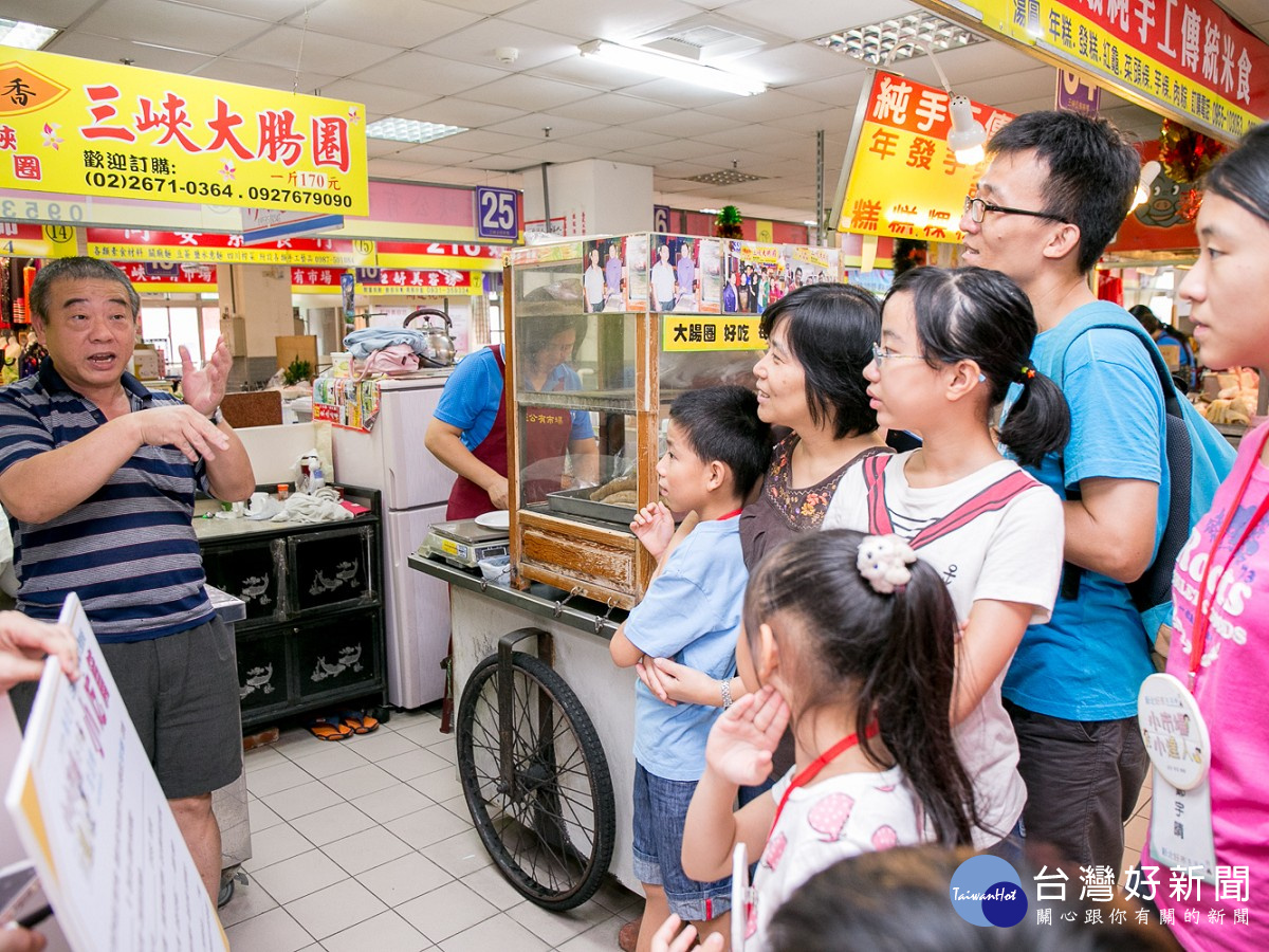 小朋友透過新北市小小市場達人夏令營活動，體驗市場中的生活智慧